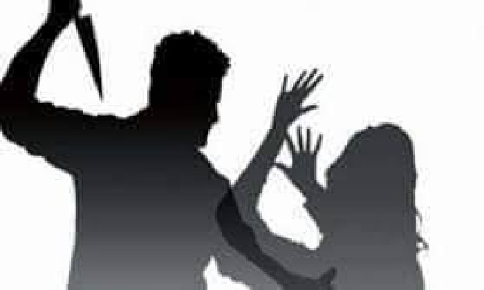 منعتهم من رؤية نجلي شقيقهم المتوفي.. مقتل ربة منزل طعناً على يد أبناء عمها بالشرقية