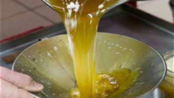 الزيت الصافي ذو الرائحة والطعم الطبيعيين هو الأكثر أمانًا