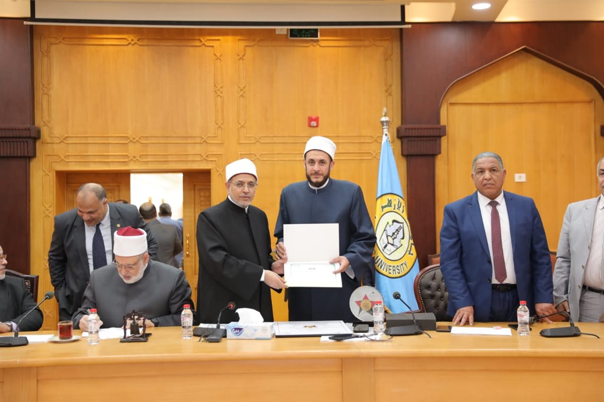 مجلس جامعة الأزهر يكرم عددًا من الأساتذة والأطباء المتميزين