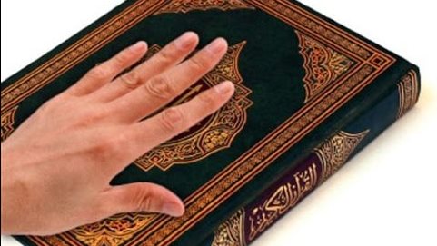دار الإفتاء: حالة واحدة يجوز فيها للحائض لمس المصحف وقراءة القرآن منه