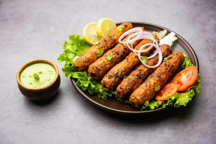 وصفة سحرية.. طريقة عمل كفتة الدجاج بصلصة الكزبرة والريحان