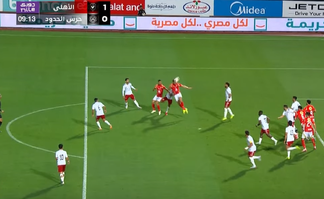 الدوري المصري الممتاز: طاهر محمد طاهر يسجل الهدف الأول للأهلي في مرمى حرس الحدود في الدقيقة التاسعة