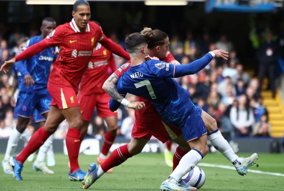 ليفربول يسقط بثلاثية أمام تشيلسي في الدوري الإنجليزي ليفربول يسقط بثلاثية أمام تشيلسي في الدوري الإنجليزي