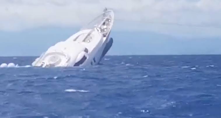 خبراء يبدأون عملية انتشال يخت فاخر غرق قبالة سواحل صقلية وأسفر عن مقتل 7 أشخاص خبراء يبدأون عملية انتشال يخت فاخر غرق قبالة سواحل صقلية وأسفر عن مقتل 7 أشخاص