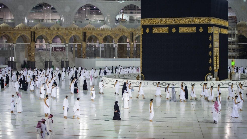 حكم ارتداء المرأة ملابس باهظة الثمن لالتقاط صور أمام الكعبة .. أمينة الفتوى تجيب