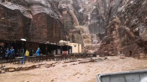 إجلاء نحو 1800 سائح حاصرتهم السيول في مدينة البتراء جنوب الأردن