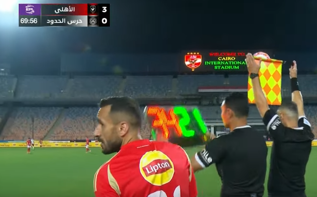 علي معلول يشارك لأول مرة مع الأهلي في الدقيقة الممتاز أمام حرس الحدود في الدقيقة 70 بدلا من أشرف بن شرقي