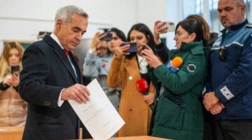 أ.ف.ب: مرشح أقصى اليمين يتصدر نتائج الدورة الأولى من الانتخابات الرئاسية في رومانيا