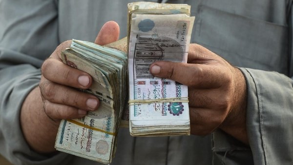 حكم الزوجة التي تحصل على أموال من زوجها دون علمه.. نيفين مختار يرد