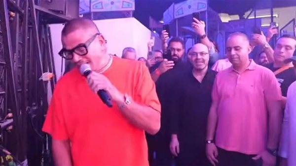 عمرو دياب يظهر بـ "لوك" جديد في حفل غنائي بـ دبي