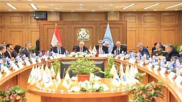 التطبيق بعد 10 سنوات بـ2000 دولار.. الأعلى للجامعات يعدل قرار رسوم إعارة أعضاء هيئة التدريس| خاص
