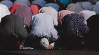ما حكم نسيان الإمام سجدة التلاوة في الصلاة؟.. الدكتور نظير عياد يجيب