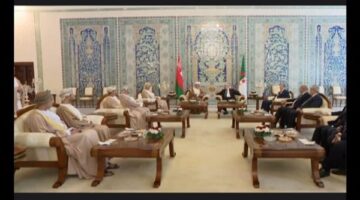 الرئيس الجزائري يجري محادثات ثنائية مع سلطان عمان