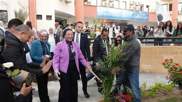 وزيرة البيئة تُشيد بمبادرات طلاب CIC في مجال الاستدامة