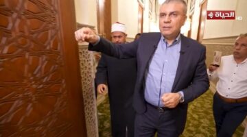 عمرو الليثي عن مسجد السيدة نفيسة: الراحة كلها هنا.. فيديو