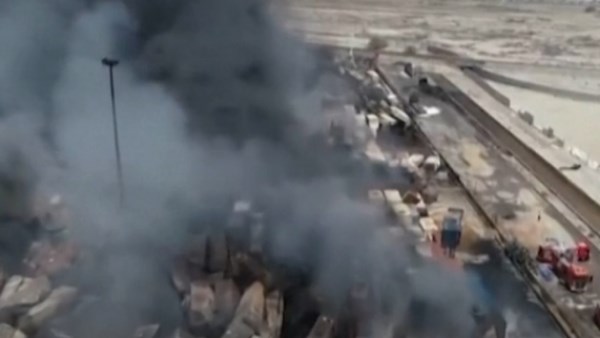 إيران تعلن توقيف مسؤول حكومي بعد انفجار ميناء رجائي