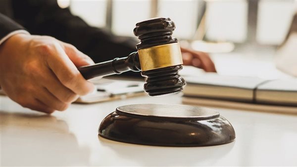 اليوم.. الحكم على 28 متهمًا أجبروا شابين على ارتداء ملابس نسائية فى الصف