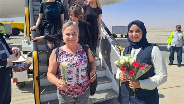 على متن 94 رحلة طيران.. 14 ألف سائح يصلون إلى مطاري الغردقة ومرسى علم الدوليين