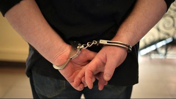 أقدم على تقبيلها.. التحقيق فى تعدى سايس يعتدى على سيدة بالعجوزة
