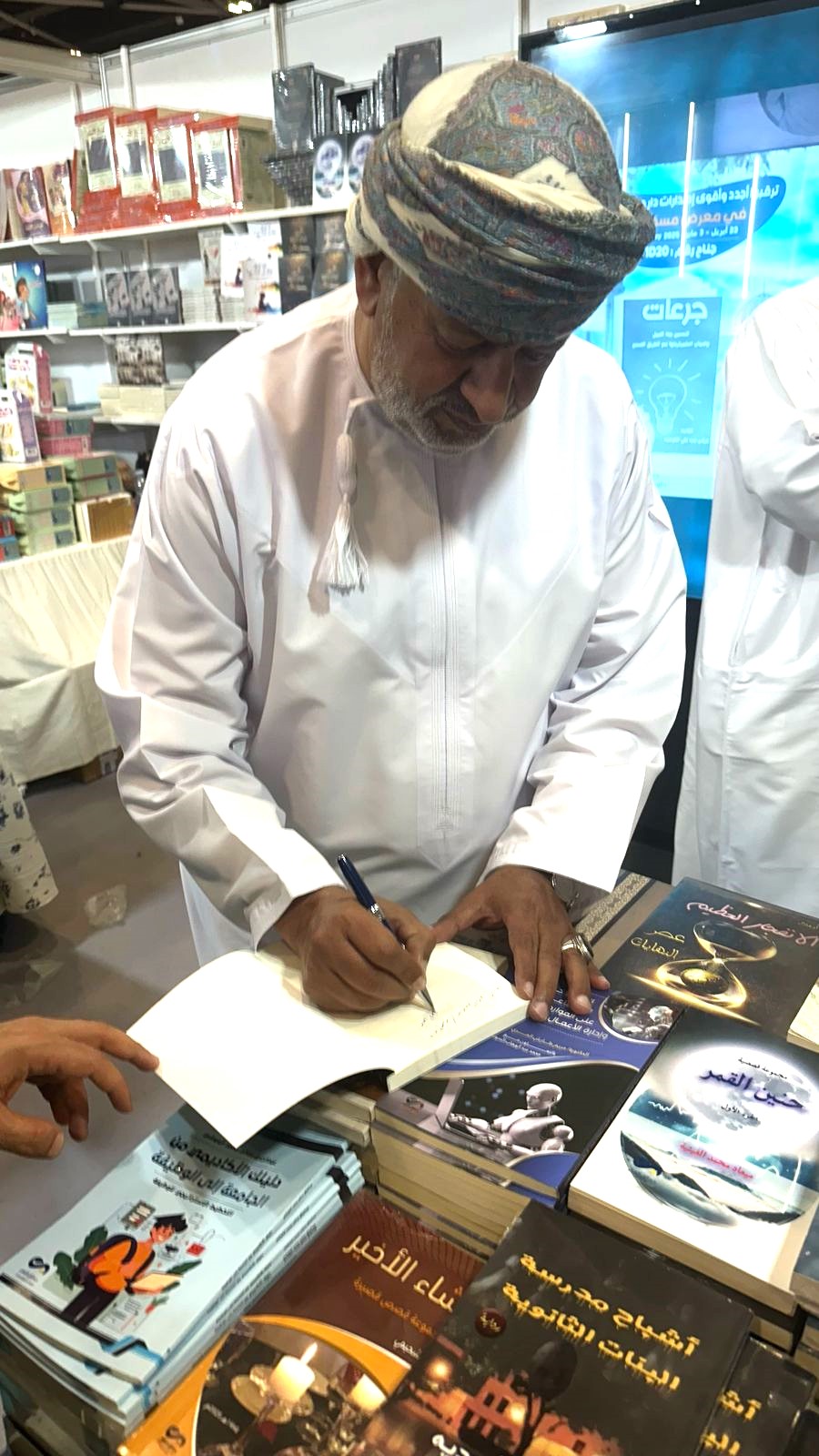 إصداراتٌ تتنوع بين السرد والتأريخ في مسيرة الكاتب العُماني سالم البحري