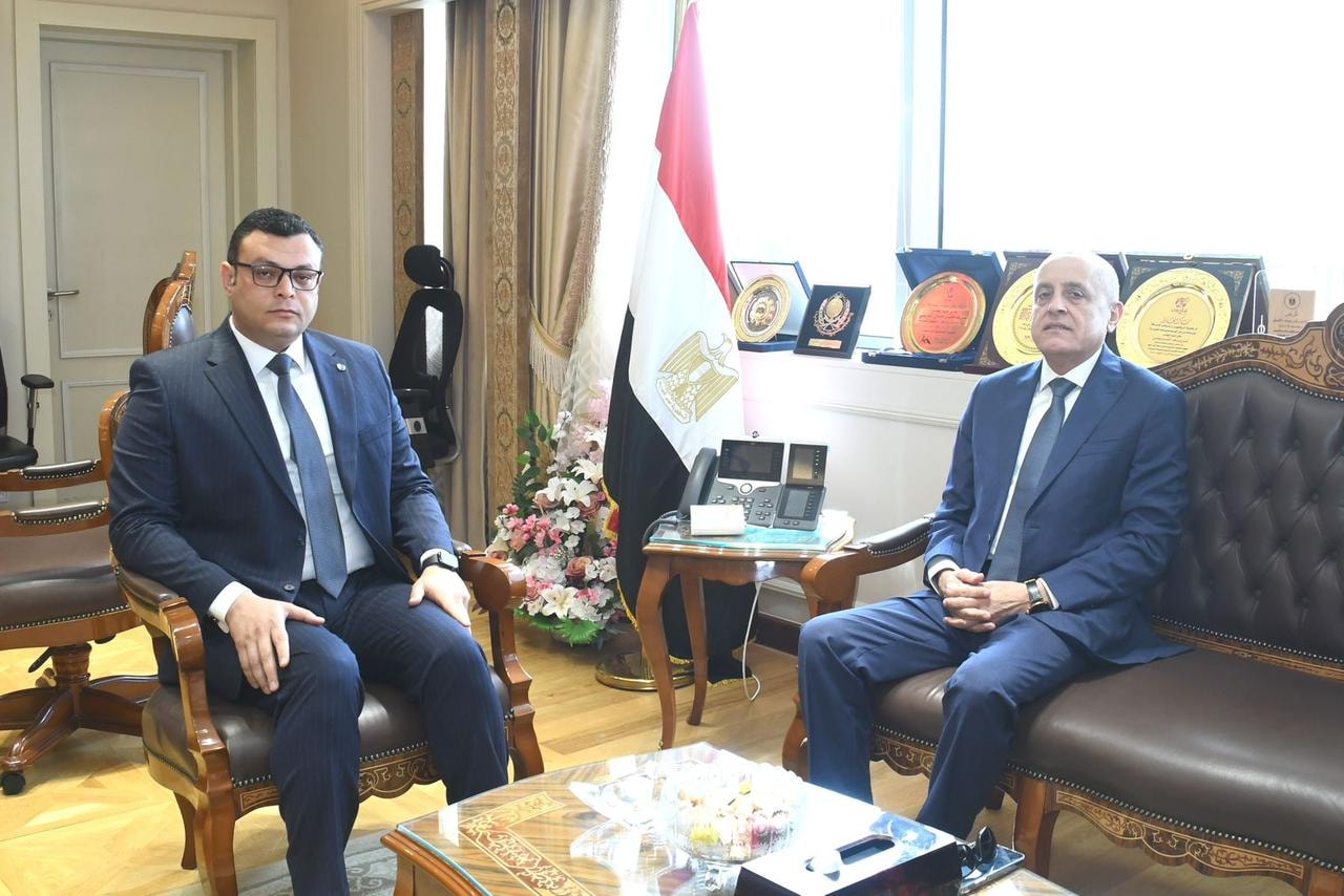 وزير الإسكان يبحث مع محافظ الأقصر مستجدات مشروعات "حياة كريمة" بالمحافظة