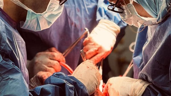 "الصحة" تعلن نجاح جراحة دقيقة لإزالة ورم من فك مريضة