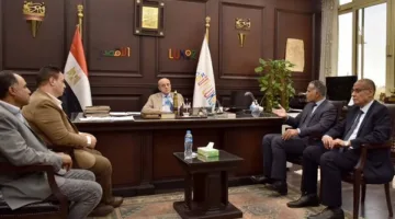 محافظ الأقصر يلتقي وفدًا من حزب أبناء مصر لبحث سبل التعاون المشترك