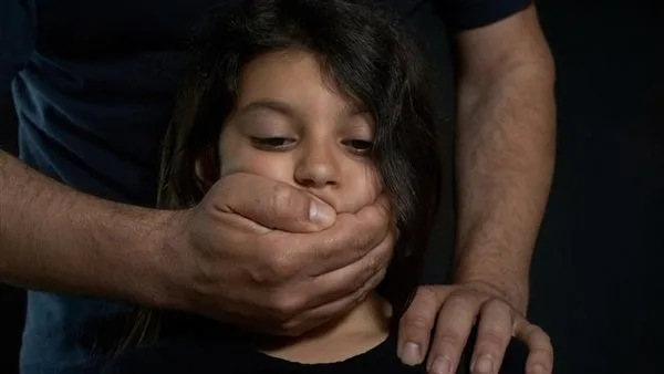 حبس عامل تعدي جنسيًا على طفل بالمنيا 4 أيام على ذمة التحقيقات