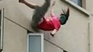 جهود مكثفة لكشف غموض مصرع فتاة سقطت من عقار بالصف