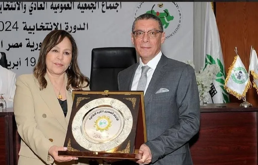 الاتحاد الإفريقي للكرة الطائرة يختار ياسر قمر مستشارًا لمجلس الادارة