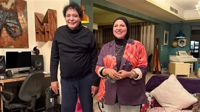 بابتسامة وسط زملائه.. محمد منير يتألق في أحدث ظهور له