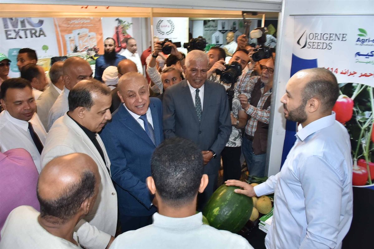 محافظ الأقصر يستعرض احدث تقنيات الزراعة