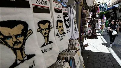 «هدايا تذكارية» رسومات على الجوارب تسخر من بشار الأسد في أسواق دمشق