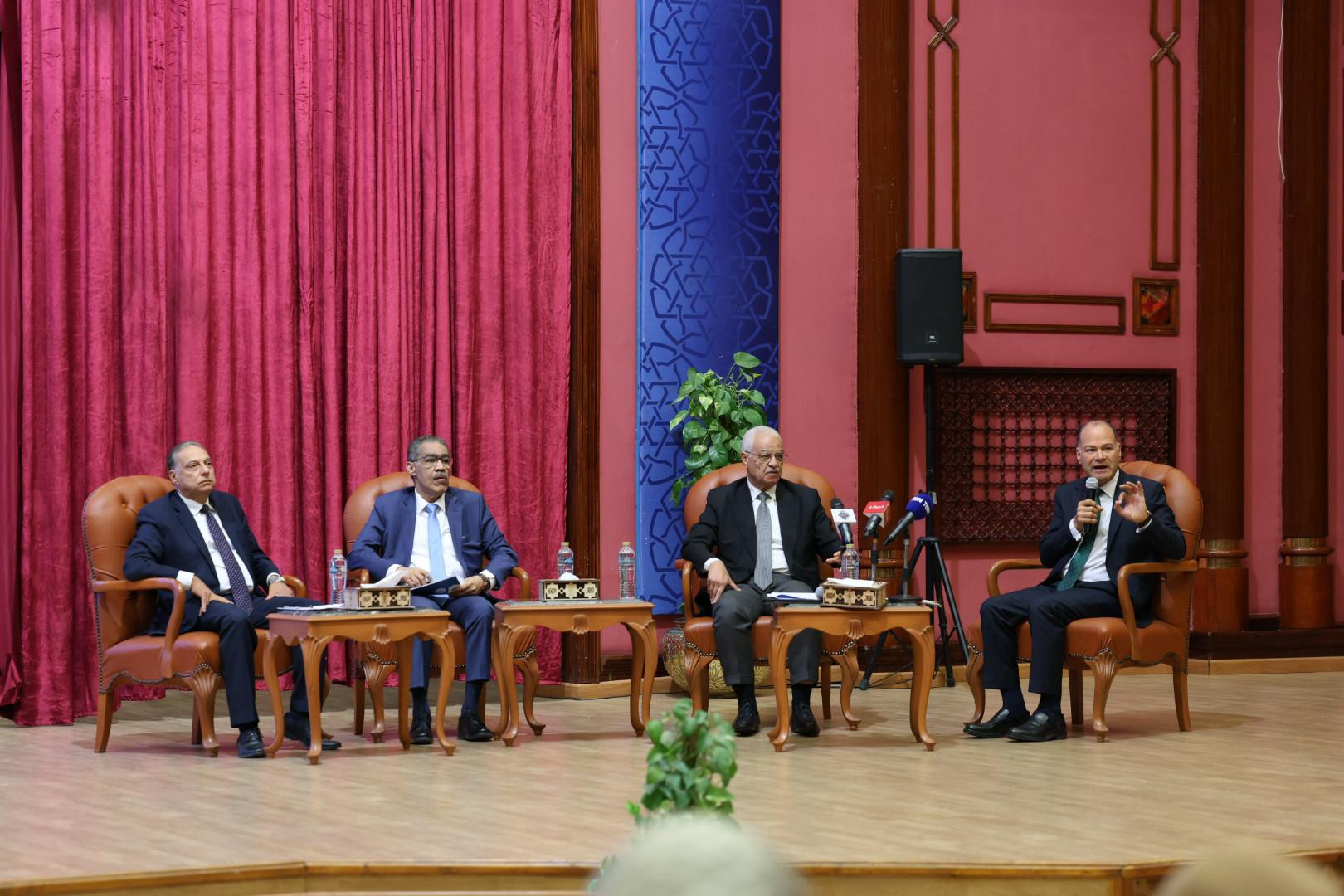 جلسة بمنتدى اسمع واتكلم