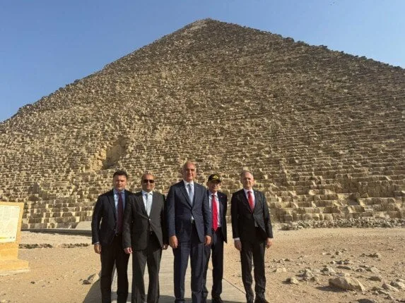 وزير الثقافة والسياحة التركي يزور الأهرامات ويشيد بعظمة الآثار المصرية