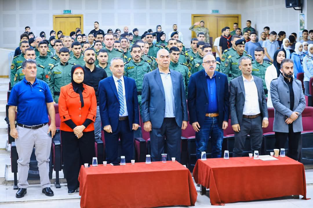 قد تكون صورة شخص أو أكثر ومِنبر