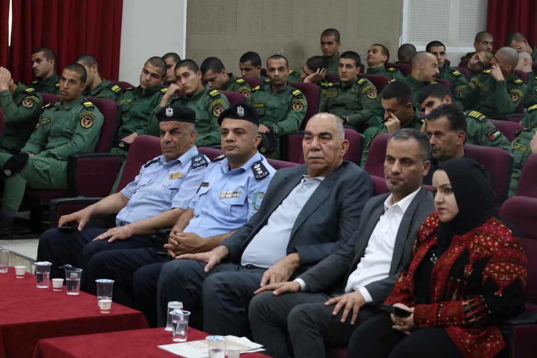 قد تكون صورة ٤ أشخاص ونص