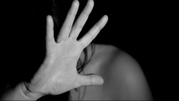 الحبس 5 سنوات وغرامة 300 ألف جنيه عقوبة التـحر.ش في وسائل النقل
