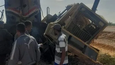 مصرع شاب في تصادم قطار بلودر بقرية الرويسات بمطروح.. وتعطّل الحركة مؤقتاً
