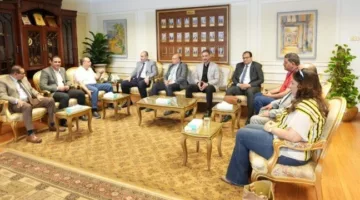 محافظ أسيوط يلتقي لجنة وزارة الشباب والرياضة لبحث تطوير استاد الأربعين