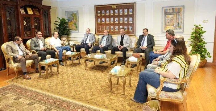 محافظ أسيوط يلتقي لجنة وزارة الشباب والرياضة لبحث تطوير استاد الأربعين