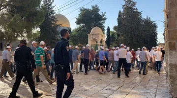 عشرات المستوطنين يدخلون ساحات المسجد الأقصى ويقومون بممارسة شعائر دينية يهودية