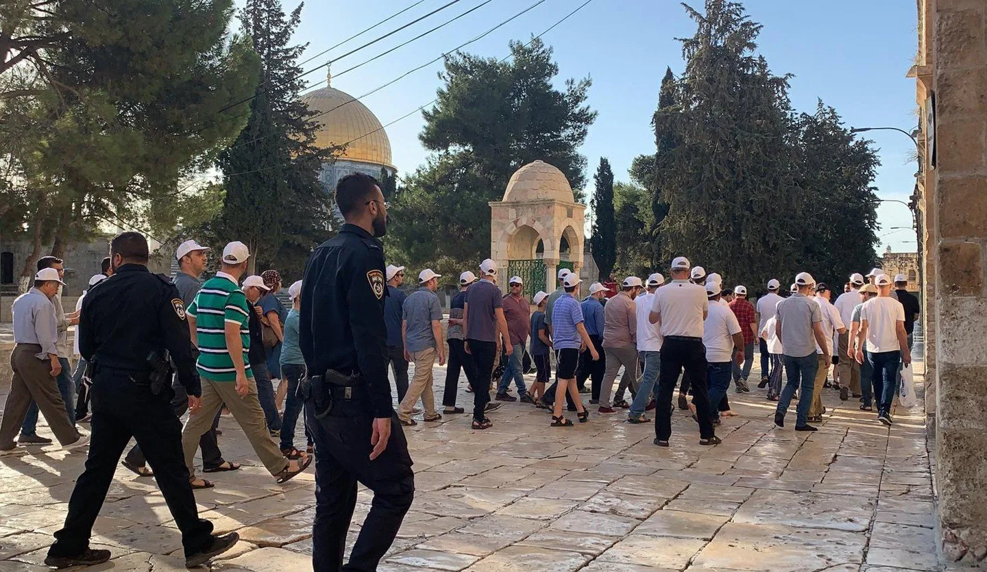 عشرات المستوطنين يقتحمون باحات المسجد الأقصى تحت حماية شرطة الاحتلال