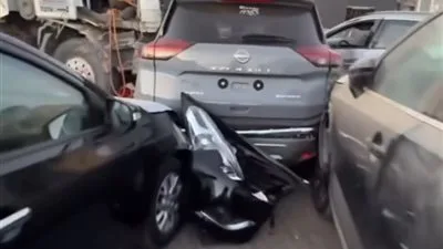 تريلا تقتحم صالة عربيات وتدمر عددا كبيرا منها في القطامية