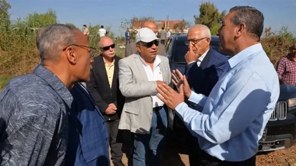 خلال جولته بحقول القمح.. محافظ الدقهلية يستمع إلى المزارعين