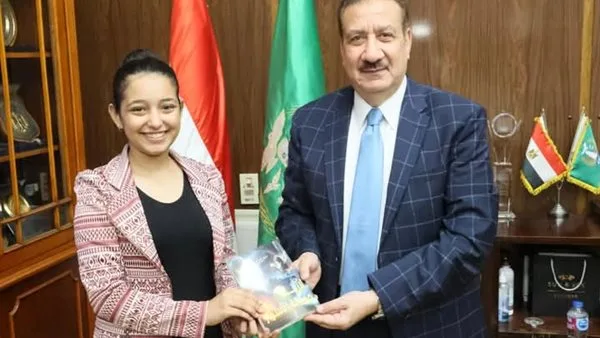 تفاصيل.. محافظ المنوفية يكرم الطالبة مخترعة «علاج الخلايا السرطانية»