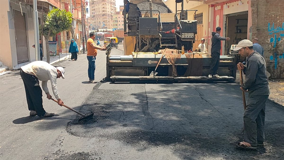 رصف شارع ترعة الرشيدية بالمحمودية بطول 650 متر