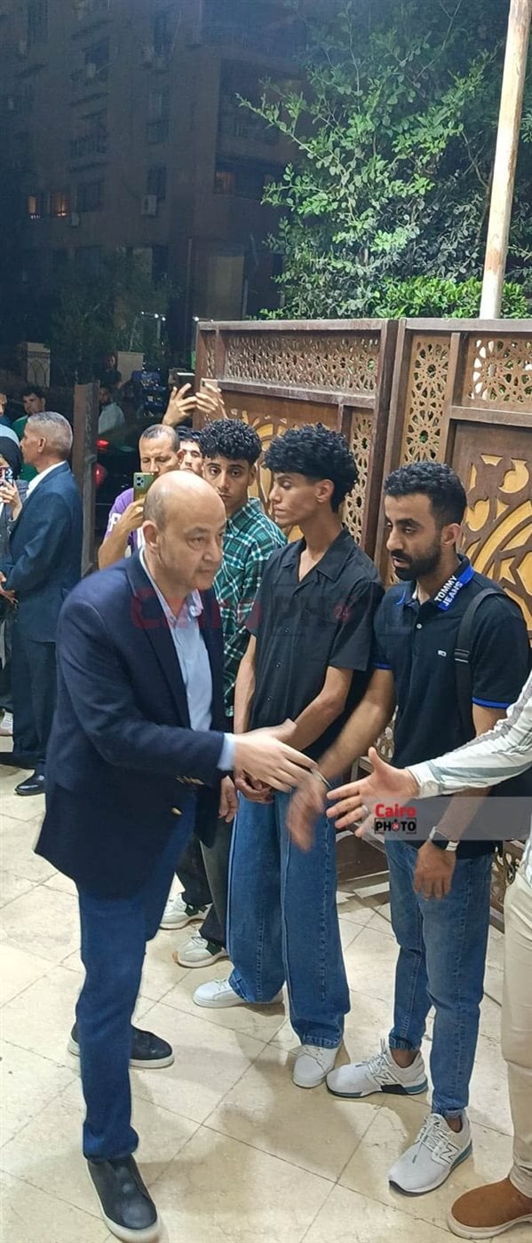 عمرو أديب يقدم واجب العزاء