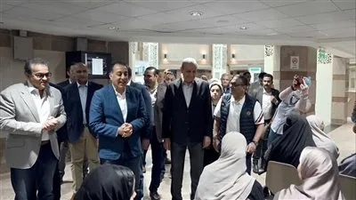 رئيس الوزراء يُجرى حواراً ودياً مع المواطنين المترددين على مُستشفى محلة مرحوم التخصصي لتلقي الخدمات الطبية