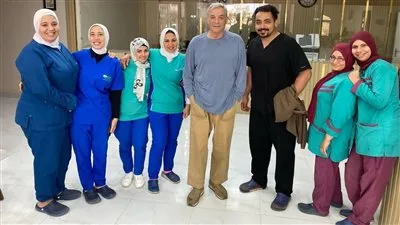 محمود حميدة يزور صبري عبد المنعم بعد تعرضه لوعكة صحية.. صورة